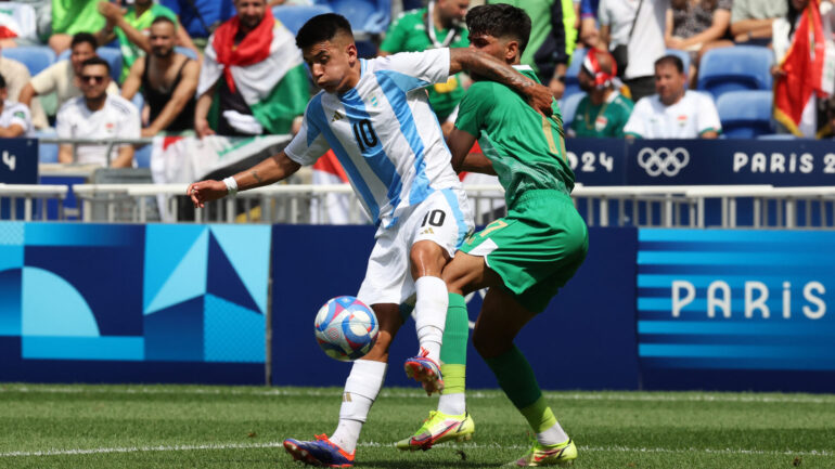 Thiago Almada lors d'Argentine - Irak au Parc OL