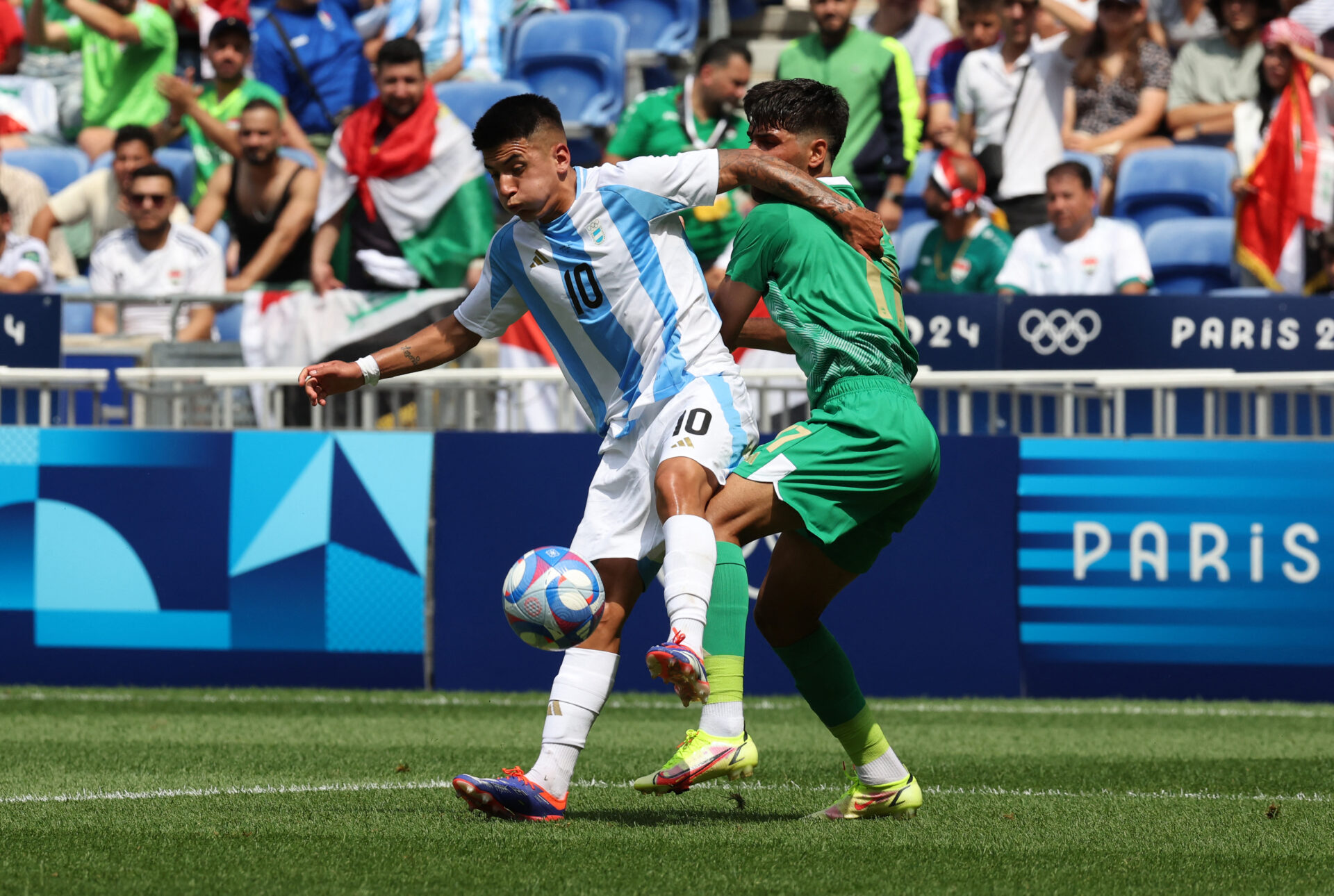 Thiago Almada lors d'Argentine - Irak au Parc OL