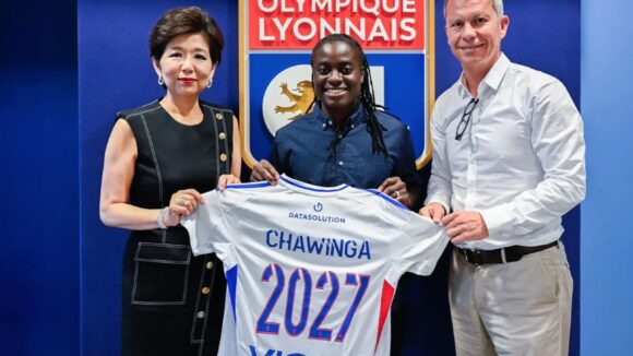 Tabitha Chawinga entourée par Michele Kang et Vincent Ponsot lors de sa signature à l'OL