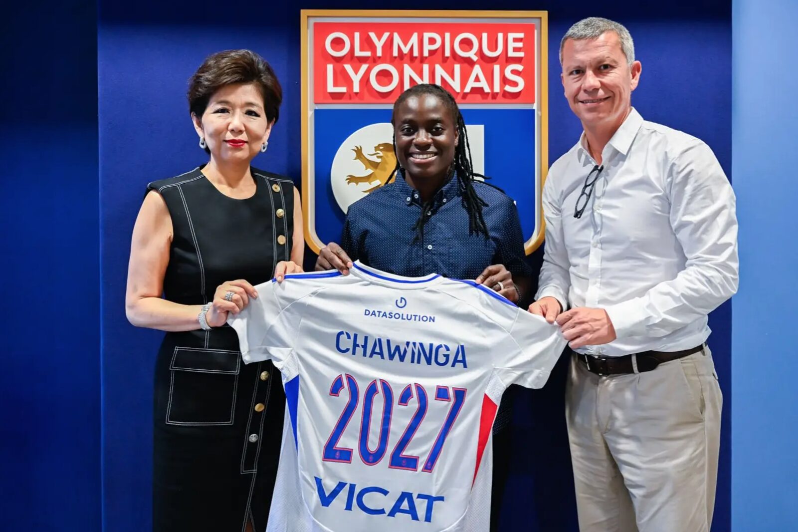 Tabitha Chawinga entourée par Michele Kang et Vincent Ponsot lors de sa signature à l'OL