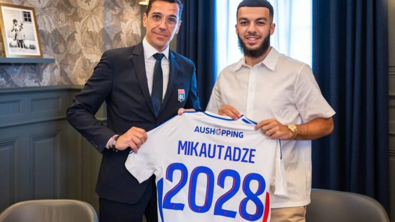 Georges Mikautadze et Laurent Prud'homme lors de sa signature à l'OL