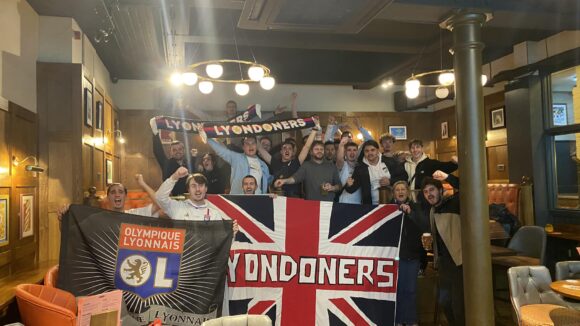 Le groupe de supporters des Lyondoners dans leur fief à Londres