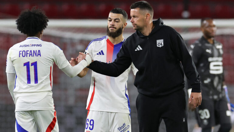 Pierre Sage, coach de l'OL, réconforte Malick Fofana et Georgres Mikautadze