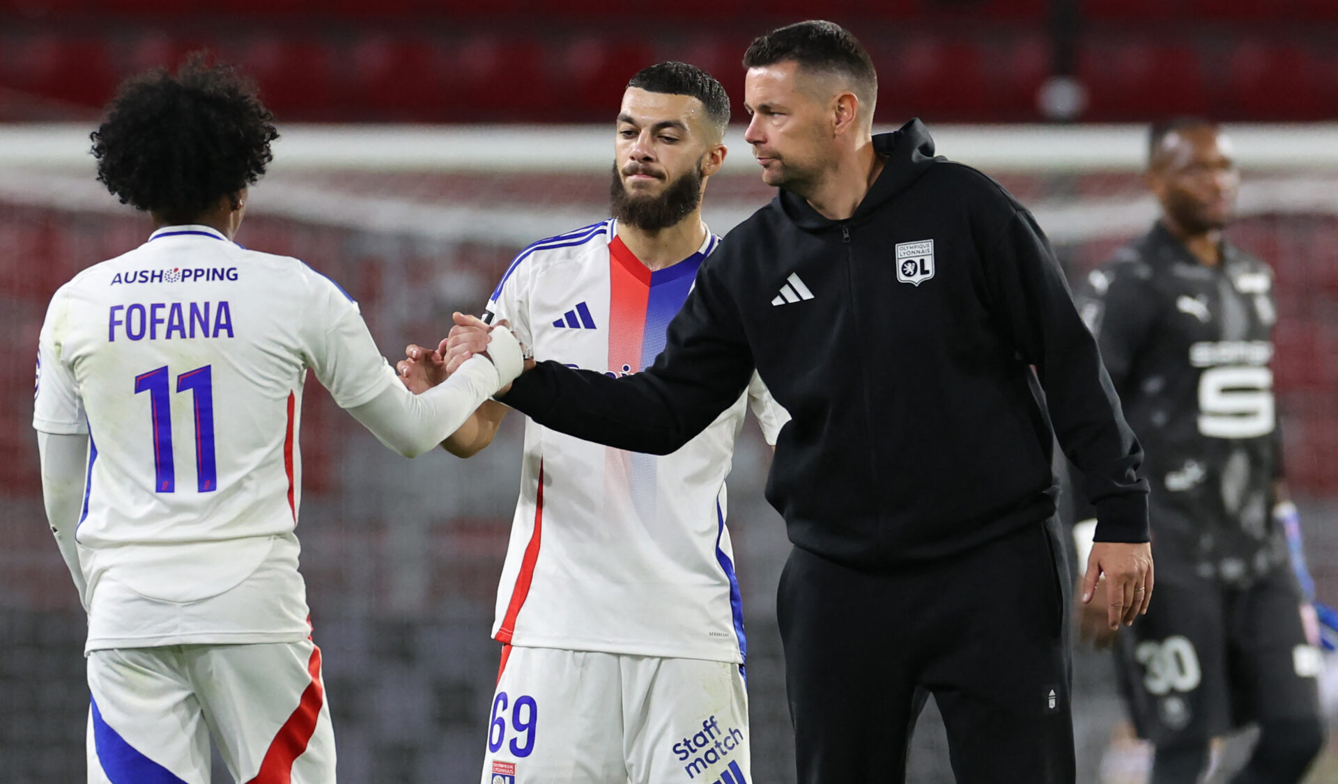 Pierre Sage, coach de l'OL, réconforte Malick Fofana et Georgres Mikautadze