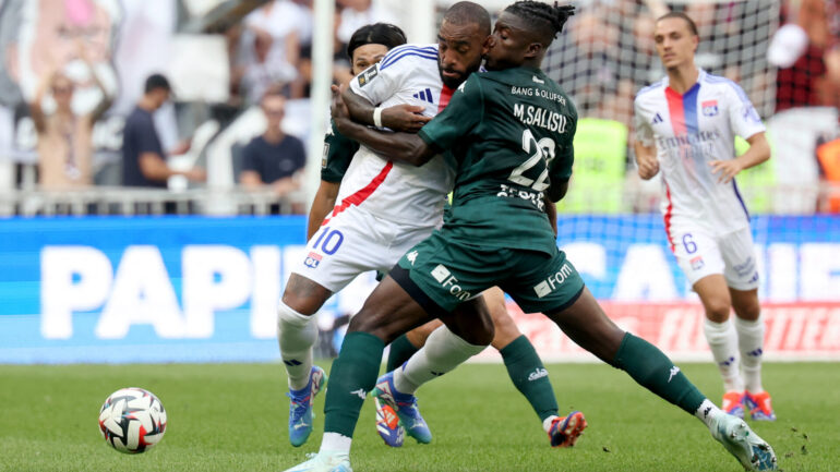 OL - Lacazette : "On manque de beaucoup de choses, pour ne pas dire de tout"