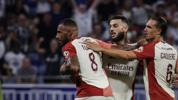 Corentin Tolisso félicité par ses coéquipiers lors d'OL - Strasbourg