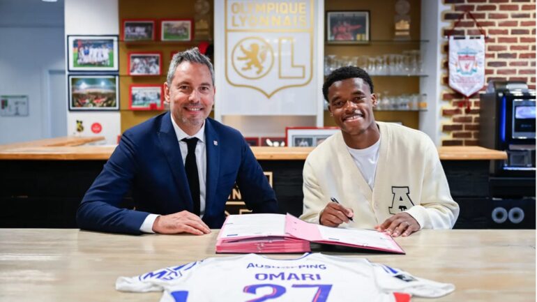 Warmed Omari signant son contrat avec l'OL aux côtés de David Friio