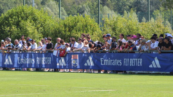 Les supporters OL à l'entraînement à Divonne-les-Bains