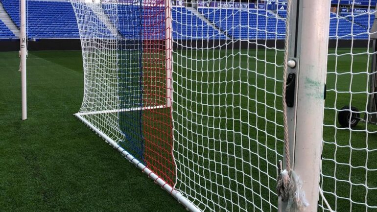 Les filets rouge et bleu des cages de l'OL au Groupama Stadium (@OL).