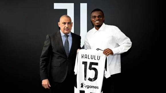 Pierre Kalulu signe à la Juventus Turin (@juventusfc)