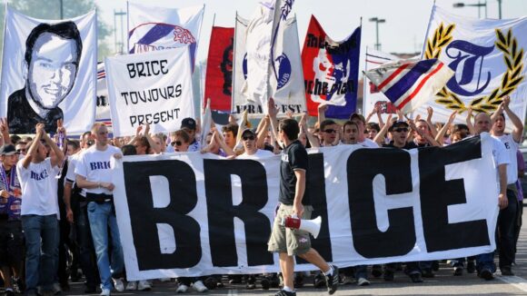 Les supporters de Toulouse rendant hommage à Brice Taton