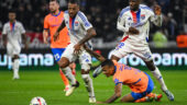 Corentin Tolisso et Clinton Mata (OL) au duel avec Mason Greenwood (OM)