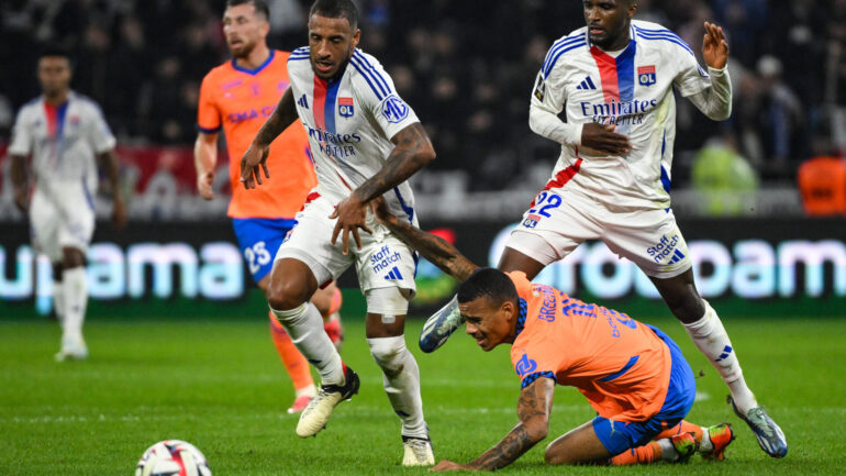 Corentin Tolisso et Clinton Mata (OL) au duel avec Mason Greenwood (OM)