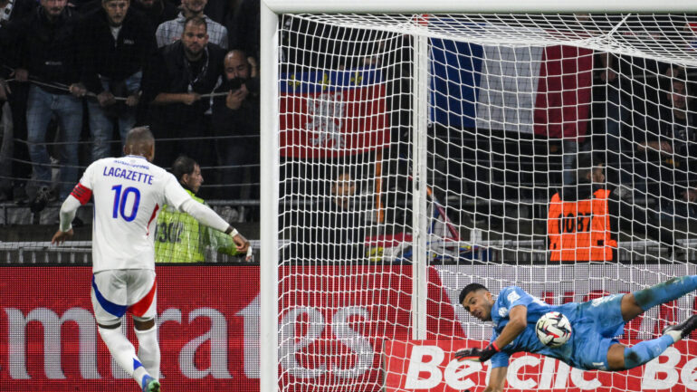 Geronimo Rulli (OM) arrête le penalty d'Alexandre Lacazette (OL)