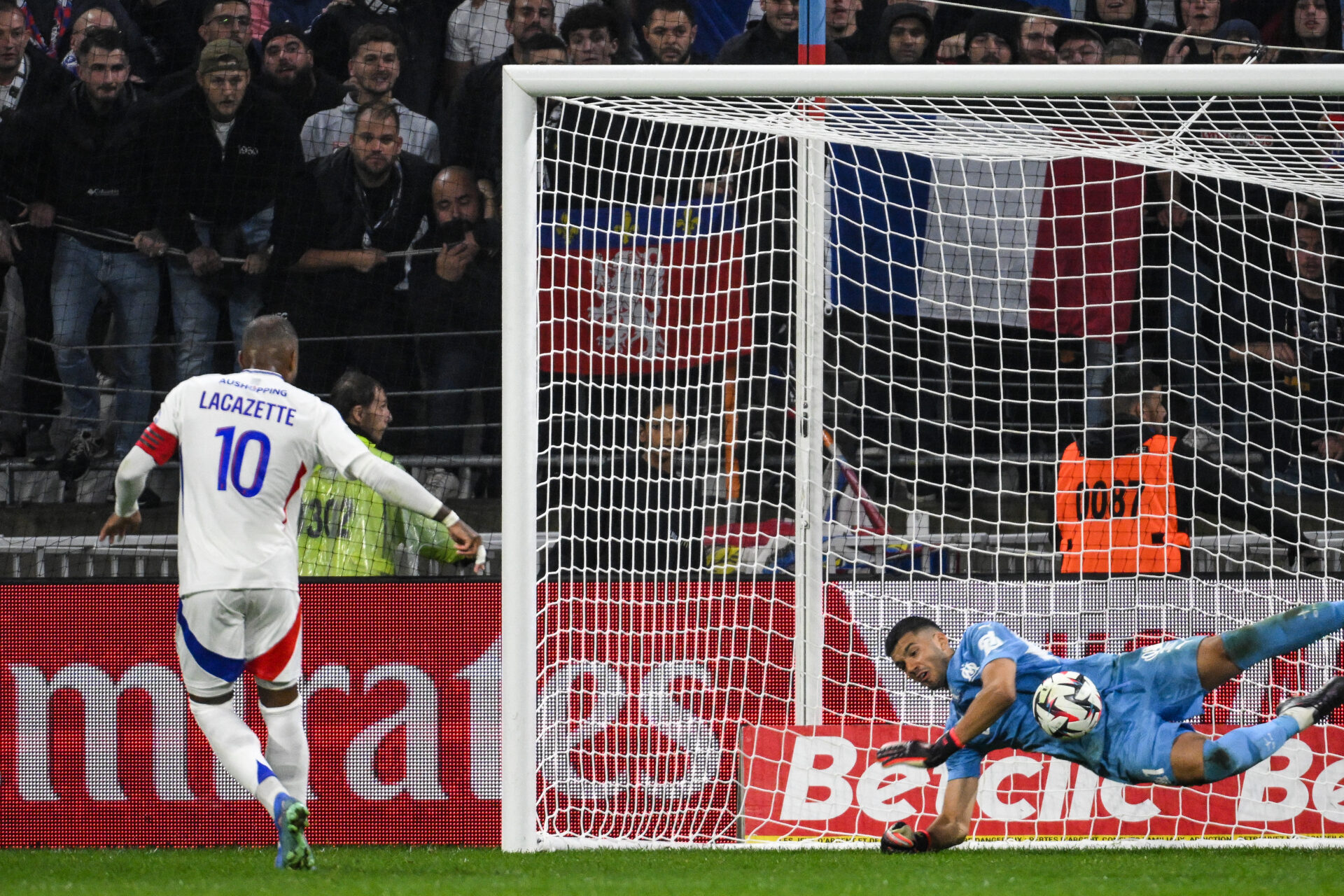 Geronimo Rulli (OM) arrête le penalty d'Alexandre Lacazette (OL)