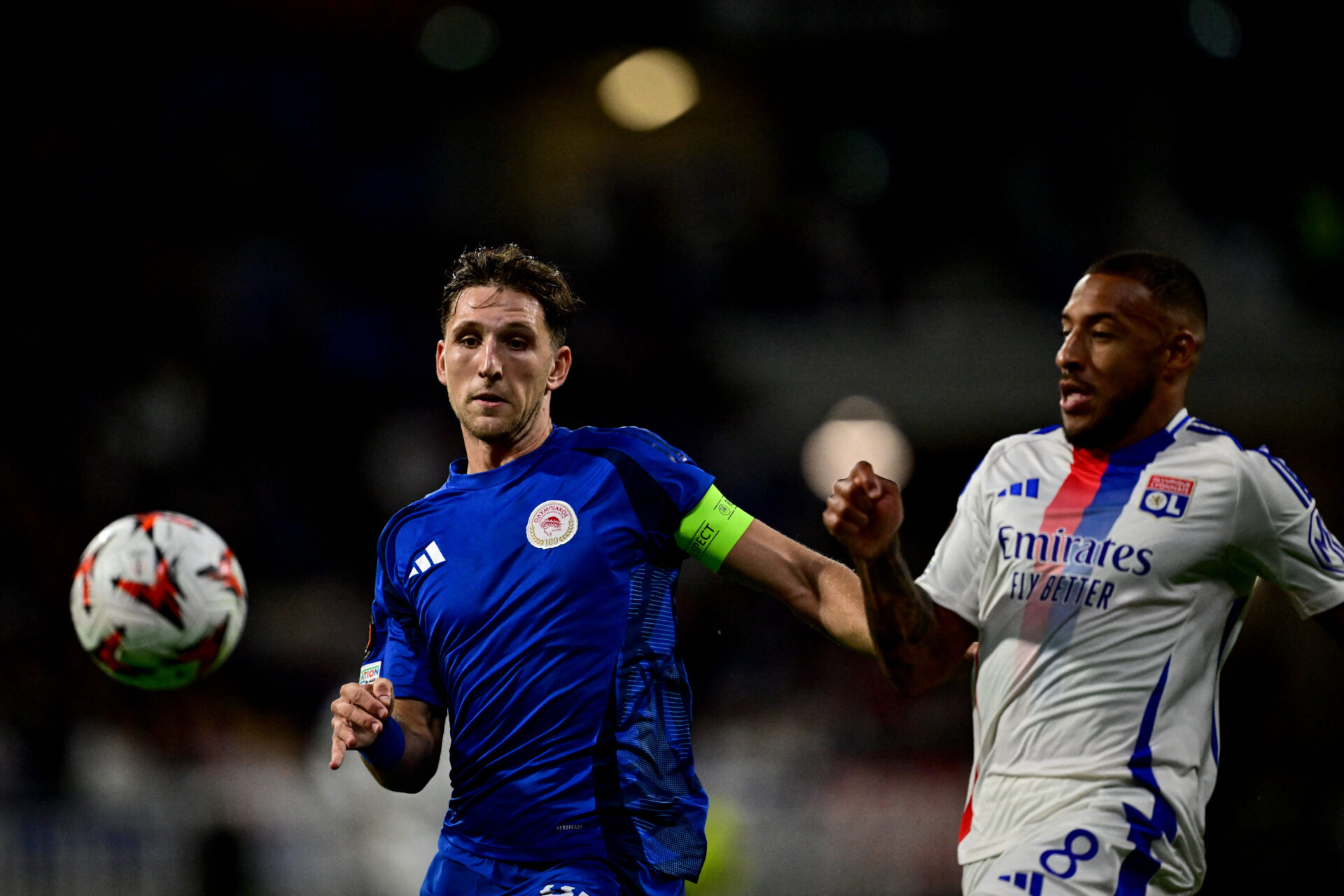 Panagiotis Retsos (Olympiakos) au duel avec Corentin Tolisso (OL)