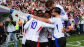 Les joueurs de l'OL fêtent le but de Fofana à Toulouse