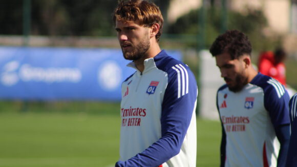 Tanner Tessmann à l'entraînement avec l'OL