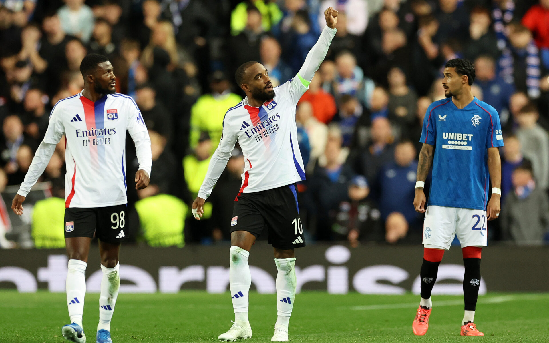 Lacazette et Maitland-Niles lors de Glasgow Rangers - OL