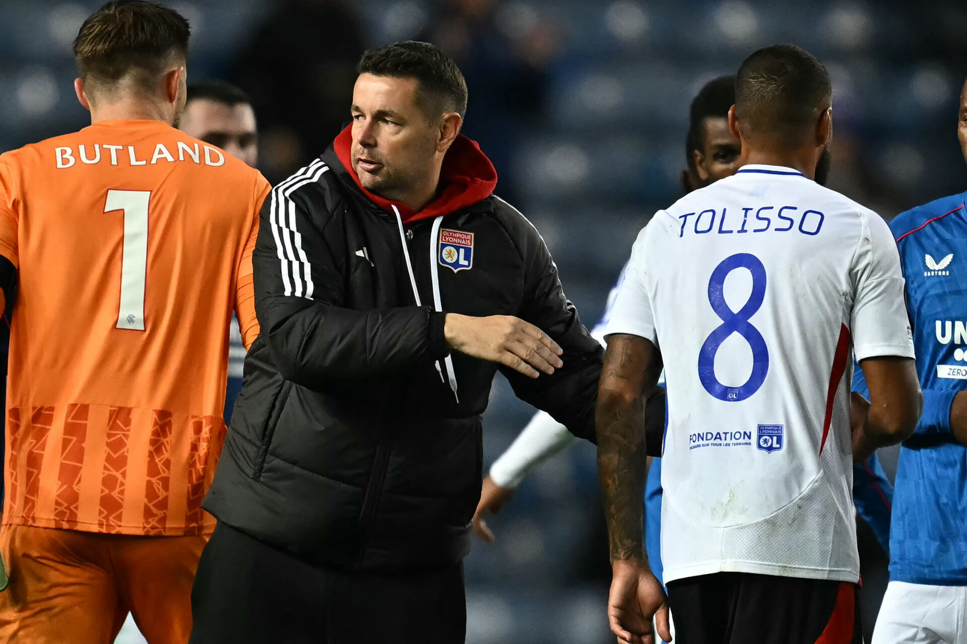 Pierre Sage félicitant Corentin Tolisso lors de Rangers - OL