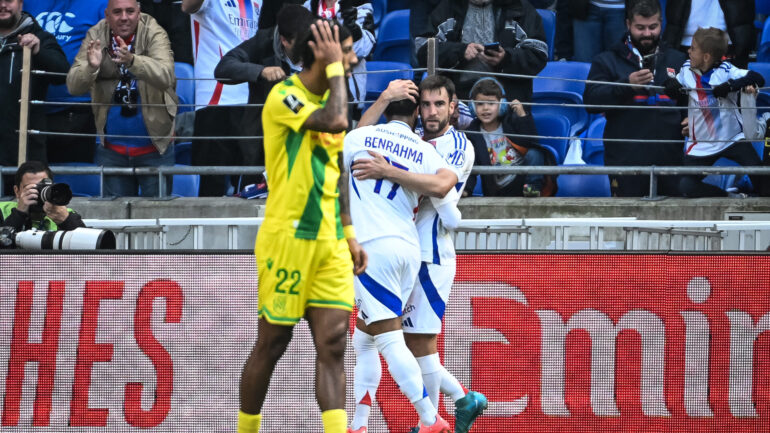 Nicolas Tagliafico remerciant Saïd Benrahma pour sa passe lors d'OL - Nantes