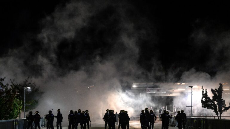 Les CRS ont dû repousser les supporters de l'OL après Besiktas