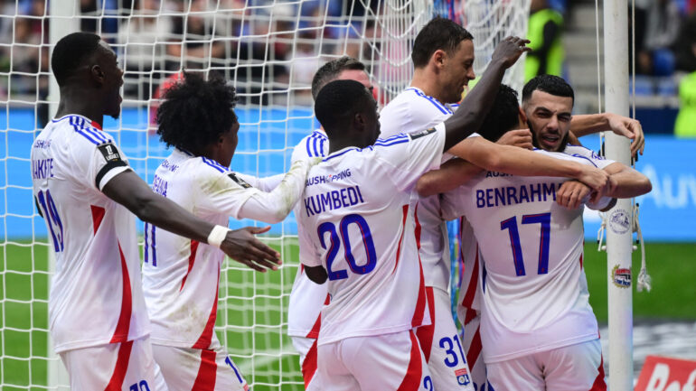 Les joueurs de l'OL félicitent Georges Mikautadze après son but contre Auxerre