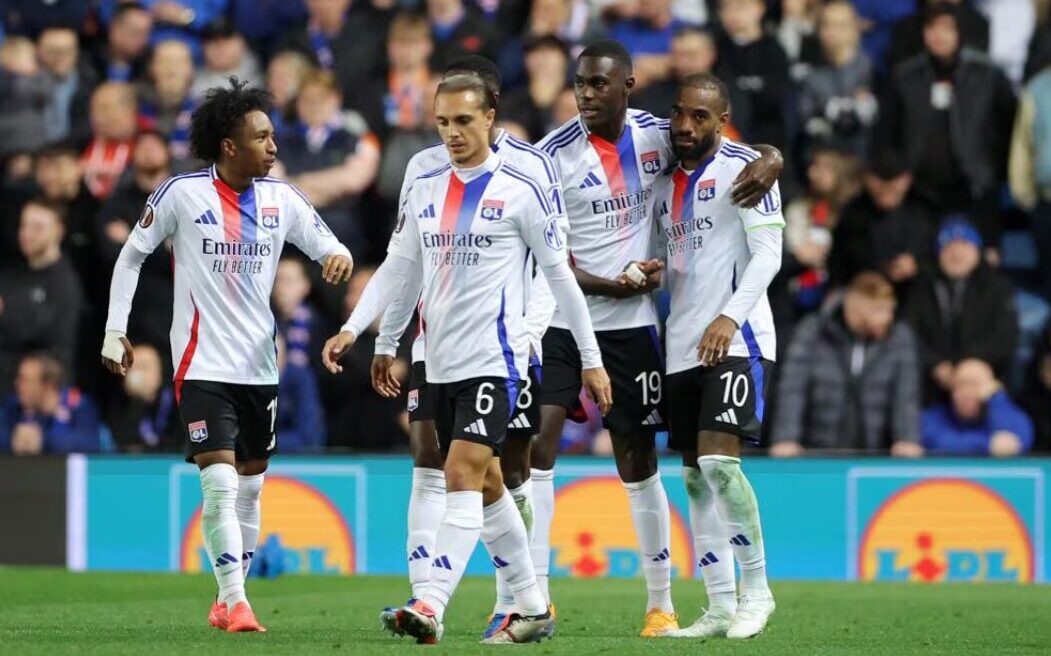 Moussa Niakhaté, Lacazette et les joueurs de l'OL