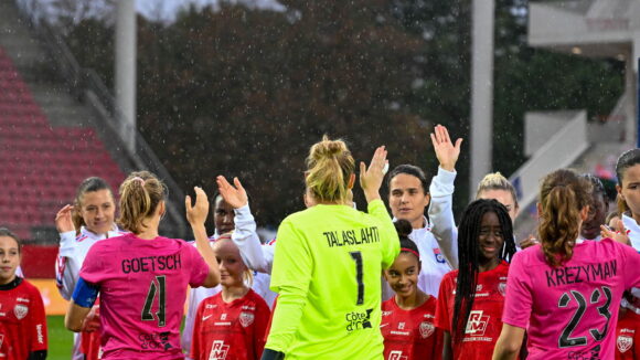 Les joueuses de l'OL et Djion avant le coup d'envoi