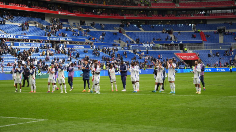 Les joueurs de l'OL remerciant les supporters après la victoire contre Nantes