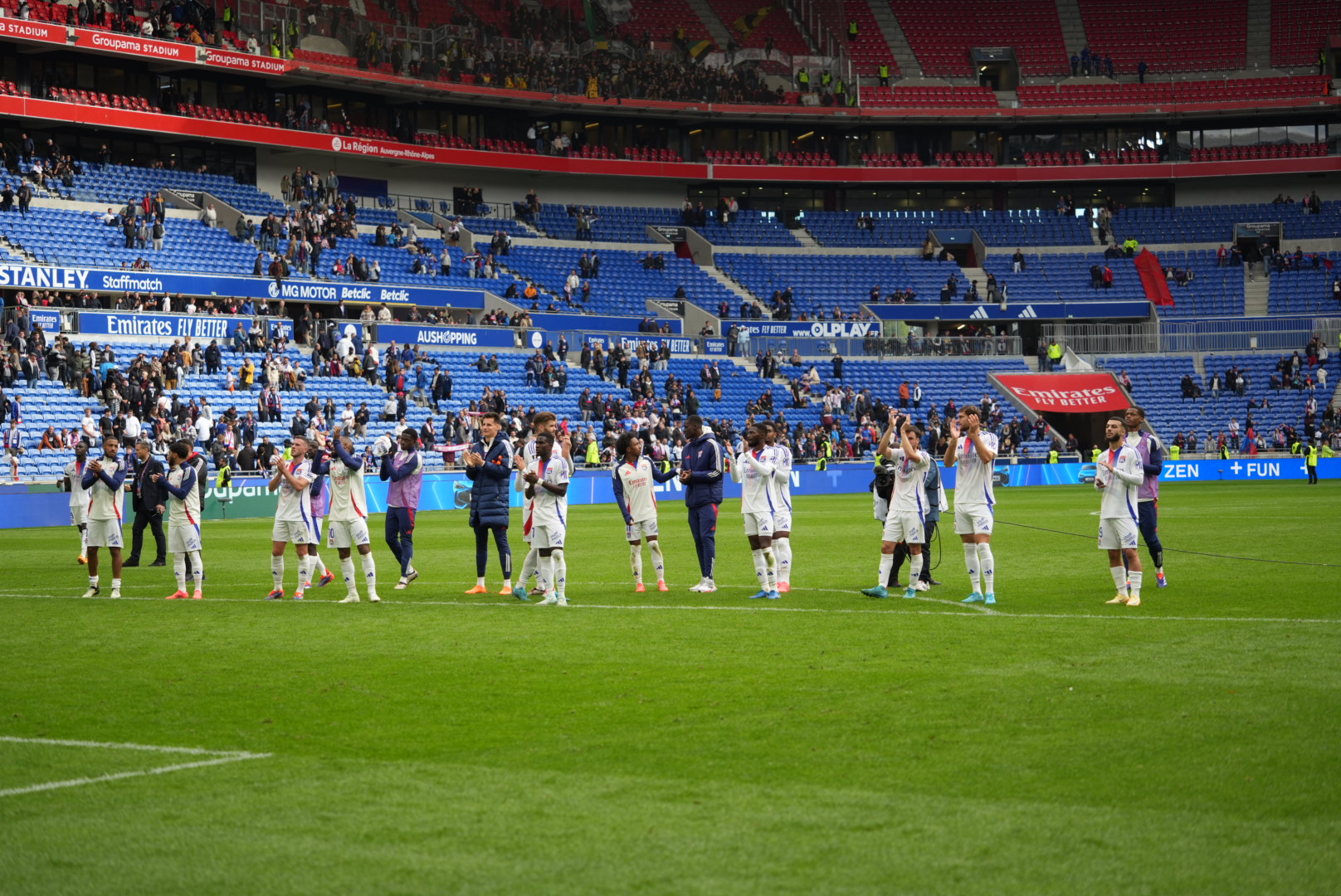 Les joueurs de l'OL remerciant les supporters après la victoire contre Nantes