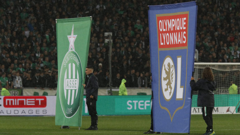 Les drapeaux de l'ASSE et de l'OL lors d'un derby