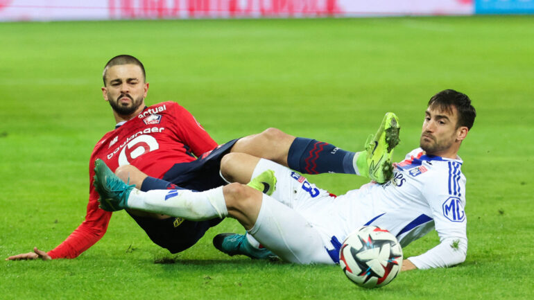 Edon Zhegrova au duel avec Nicolas Tagliafico lors de Lille - OL