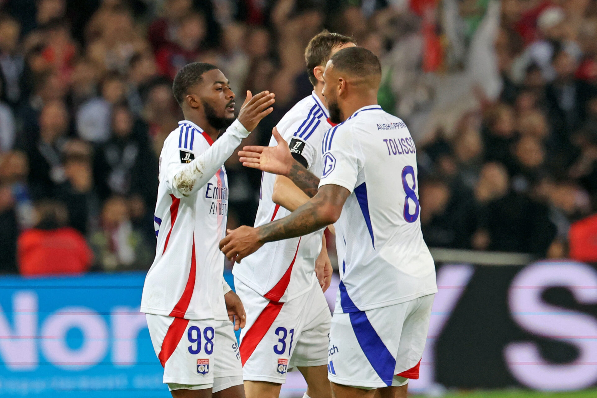 Ainsley Maitland-Niles avec Corentin Tolisso lors de Lille - OL