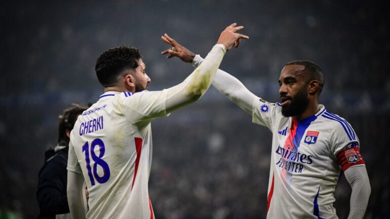 Alexandre Lacazette et Rayan Cherki lors d'OL - ASSE.