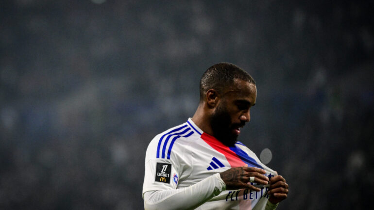 Alexandre Lacazette après son but lors du derby OL - ASSE