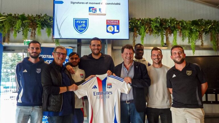 Fabien Cabellero, manager général de l'OL Académie, avec les dirigeants de Villefranche