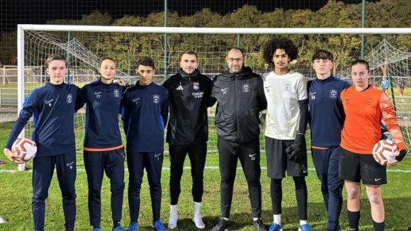 Anthony Lopes (OL) avec Cyrille Clavel et les gardiens de but du pôle espoir de la Ligue Auvergne-Rhône-Alpes.