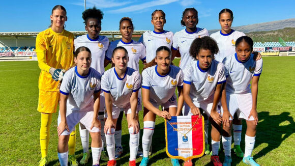 L'équipe de France féminine avec les joueuses de l'OL Alexane Lambert et Maïssa Fathallah