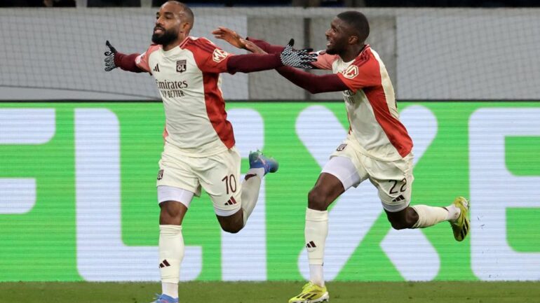 Alexandre Lacazette et Clinton Mata, joueurs de l'OL