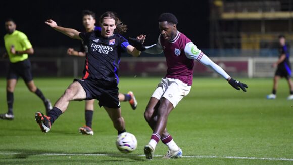 Téo Barisic, joueur de la réserve de l'OL, contre West Ham en Premier League International Cup