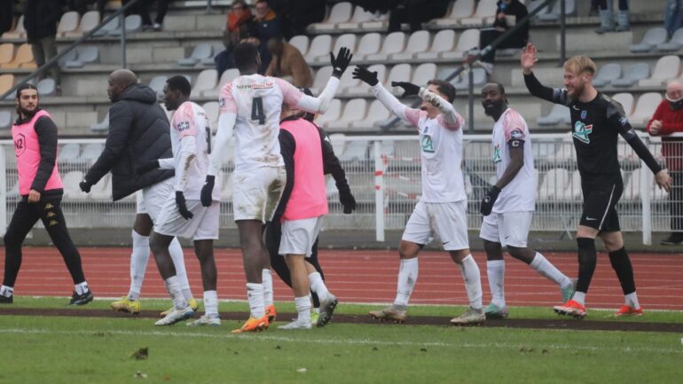 La joie des joueurs de l'Entente Feignies Aulnoye FC