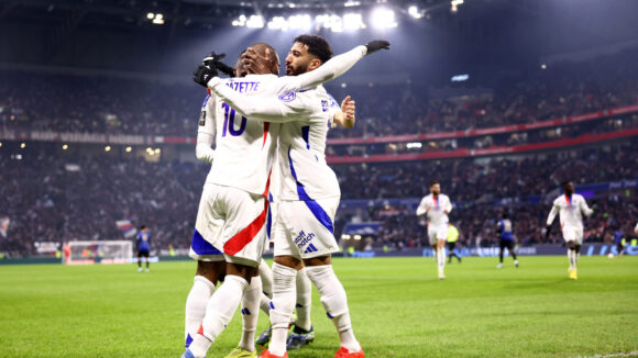 Les joueurs de l'OL fêtent le but de Lacazette contre Nice