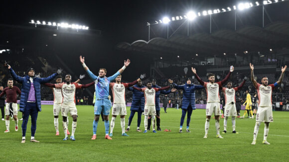 Les joueurs de l'OL fêtent la victoire à Angers