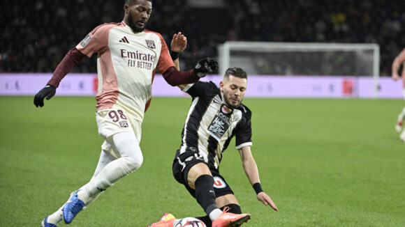 Ainsley Maitland-Niles (OL), face à El Melali (Angers)