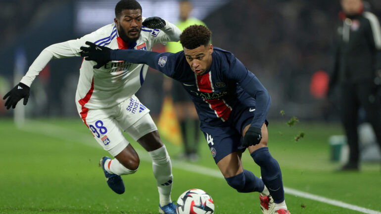 Ainsley Maitland-Niles face à Désiré Doué lors de PSG - OL