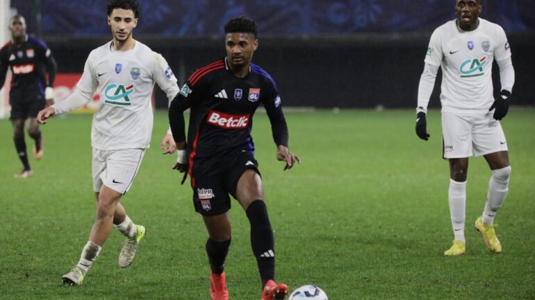 Abner, joueur de l'OL, contre Feignies-Aulnoye