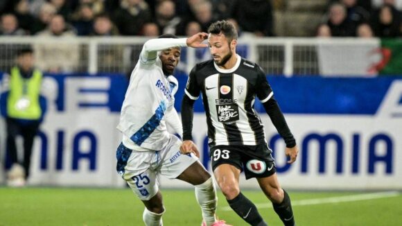 Hamed Junior Traore (Auxerre) face à Haris Belkebla (Angers)