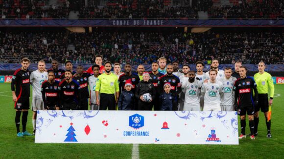 Les joueurs de l'OL et de l'Entente Feignies Aulnoye en Coupe de France