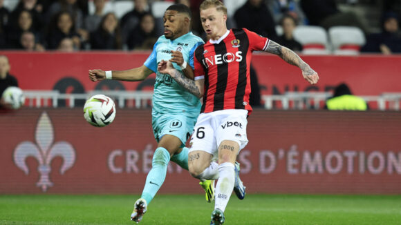 Arnaud Nordin (Montpellier) au duel avec Melvin Bard (Nice)